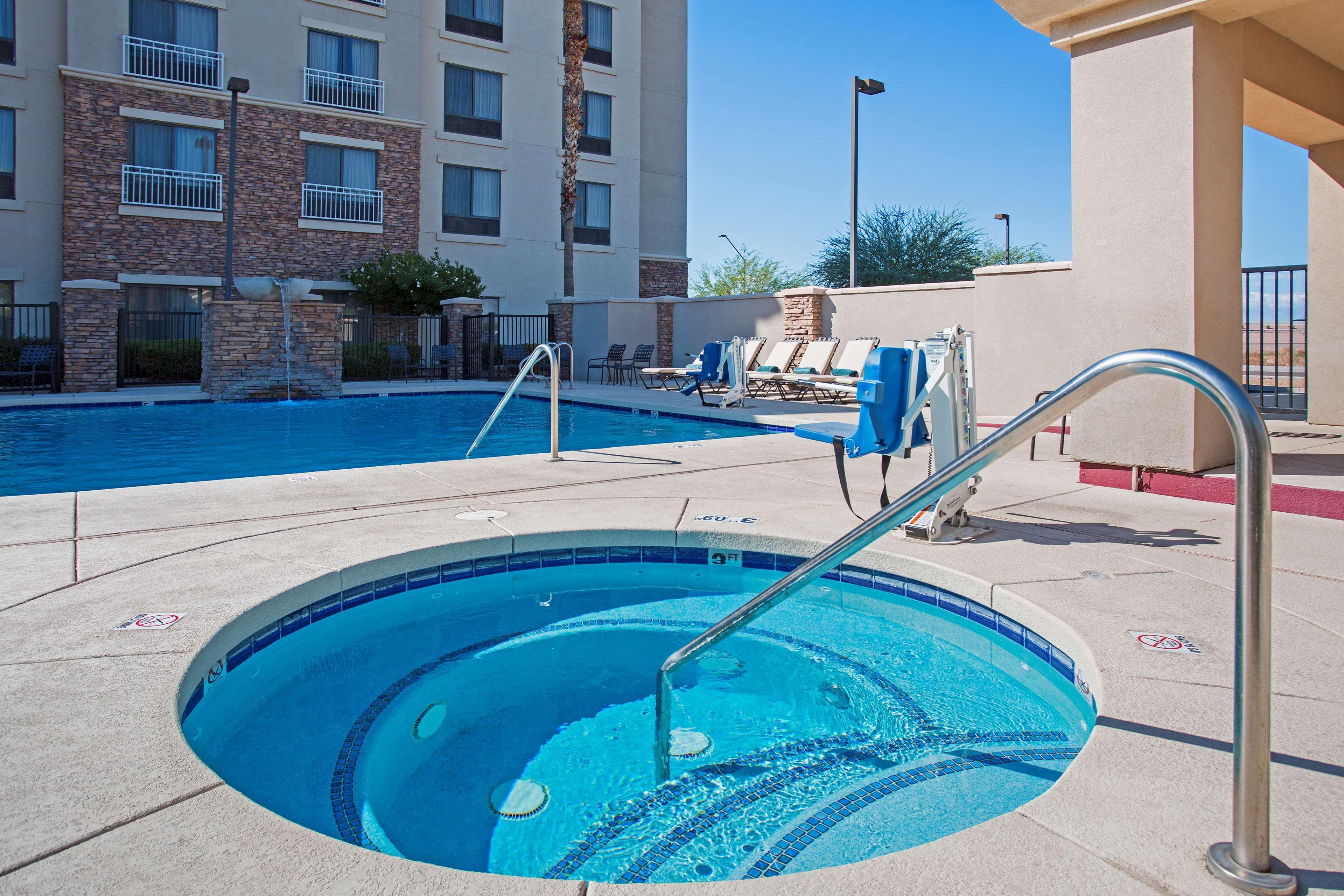 Hilton Garden Inn Phoenix/Эйвондейл Экстерьер фото